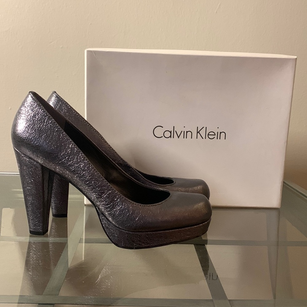CALVIN KLEIN Scarlet Crinkle Metallic Graphite Pump